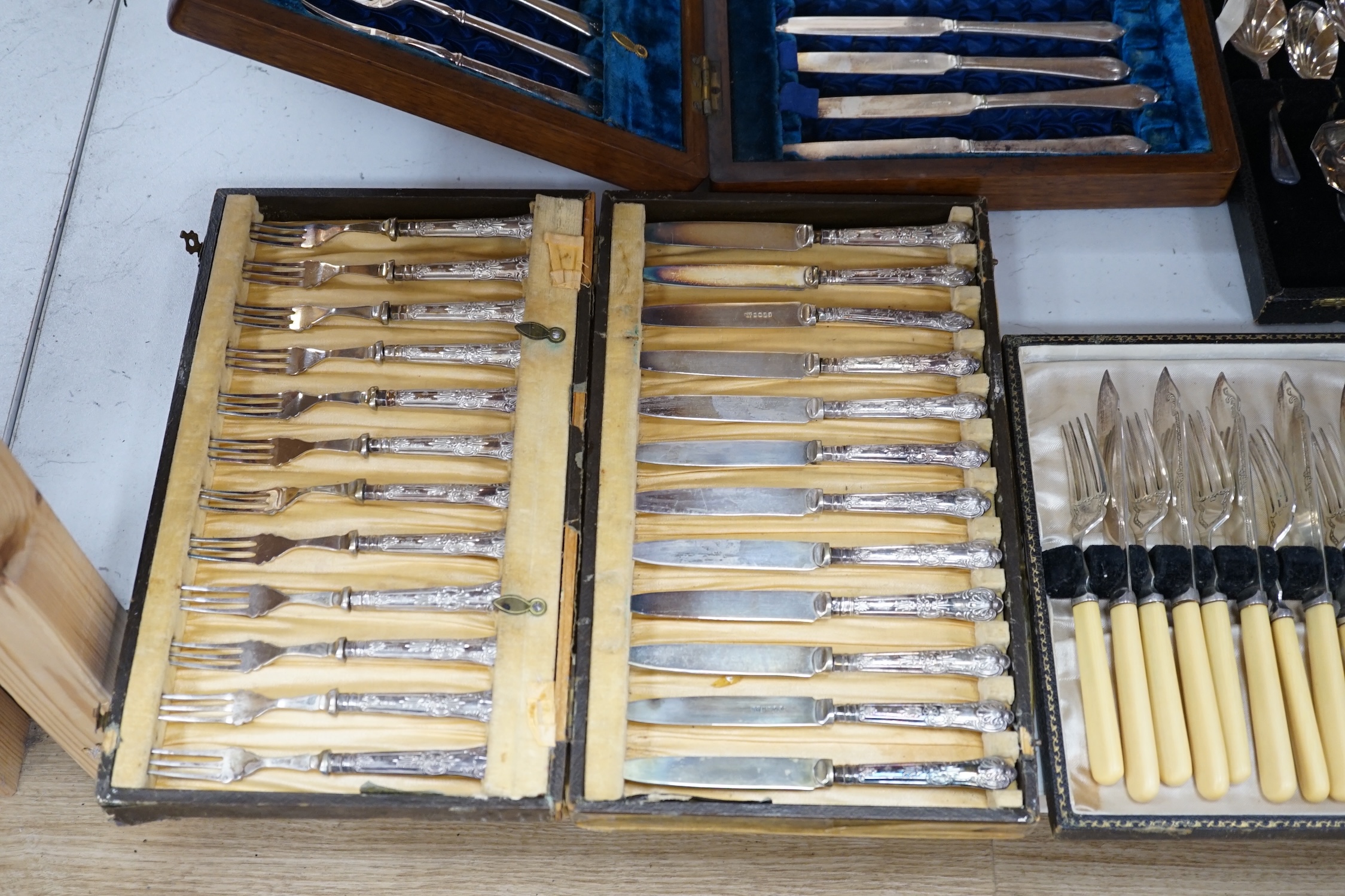 Assorted plated canteens and sundry flatware